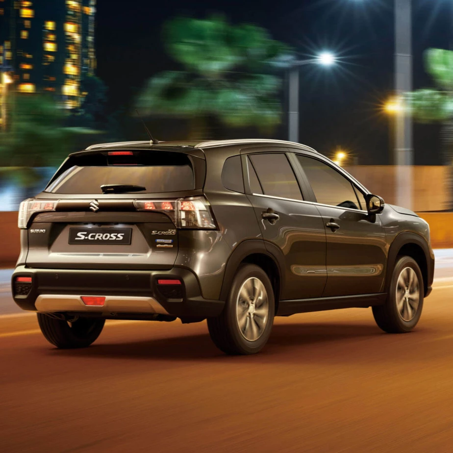 grå suzuki s-cross i dæmpet aftenlys