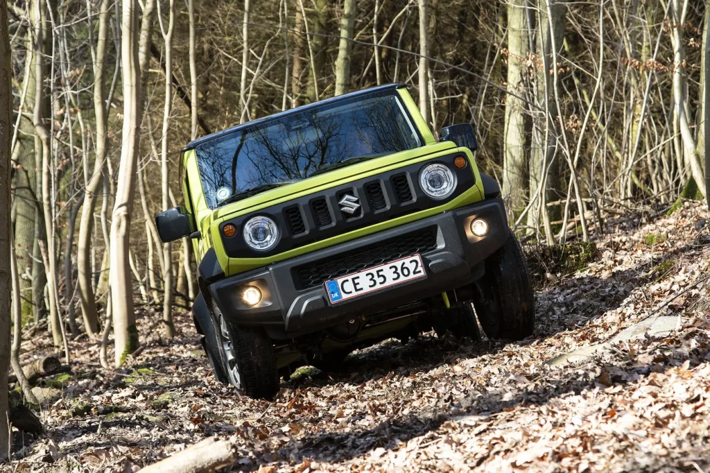 Suzuki Jimny i skoven